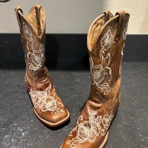 Shyanne Tan Boots with Cream Embroidery Size 8.5